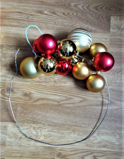 Homemade Xmas Decorations, Bauble Wreath, Christmas Crafty, Kitsch Christmas, Xmas Baubles, Christmas Wreaths Diy Easy, Christmas Ornament Wreath, Christmas Door Wreaths, Christmas Wreaths To Make