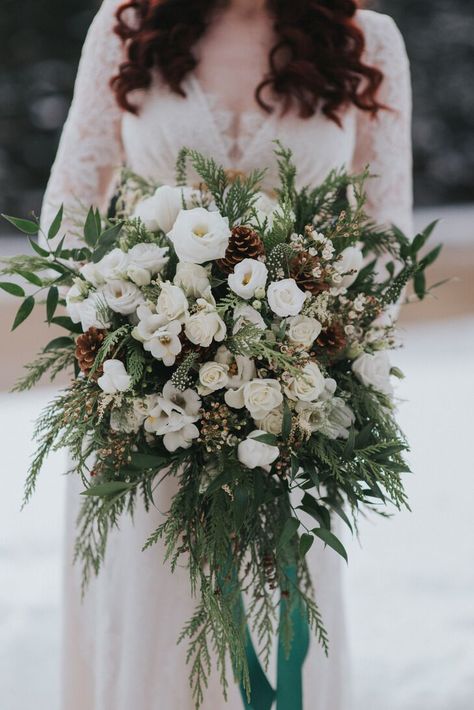 Winter Wedding Flowers Bouquets, Bouquet Unique, Winter Bridal Bouquets, Wedding Flower Guide, White Winter Wedding, Winter Wedding Bouquet, Winter Bouquet, Wedding Themes Winter, Winter Wedding Decorations