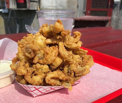 10 Best Fried Clams in New England - New England Today Fried Clams Recipe New England, Clam Strips Recipe, Clams Casino Dip Recipe, Best Amish Recipes, Maine Lobster Festival, Deep Fryer Recipes, Prawn Fritters, Seafood Casserole Recipes, Fried Scallops