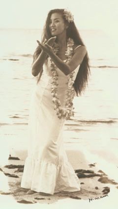 Hawaiian Hula is an ancient and sacred form of expressing deepest feelings and connects the dancer with the divine. It carries a message about what the Hawaiians did, thought, lived and believed in. Without any written language, the Hula was seen as the history book for the Hawaiians. In the early days, a child was chosen to be a dancer and often lived with his teacher. Polynesian Dance, Hawaiian Woman, Hawaii Hula, Hawaiian Dancers, Hula Dance, Hula Dancers, Hawaiian Art, Wedding Traditions, Hawaiian Culture