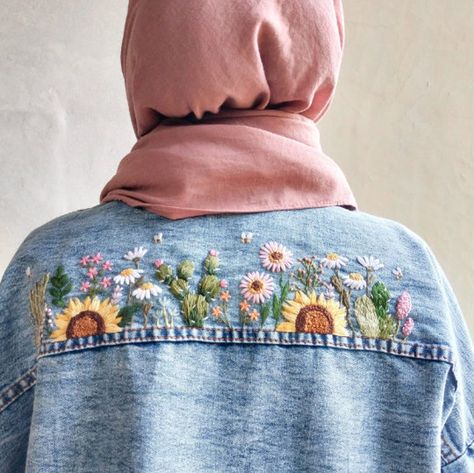 Floral Embroidery Denim Jacket, Embroidery On Denim Fabric, Embroided Jeans Jacket, Flower Embroidery Jean Jacket, Floral Embroidery Jeans, Jeans Jacket Embroidery Ideas, Embroidery On Jeans Jackets, Embroidery Flowers On Jeans, Hand Embroidered Jean Jacket