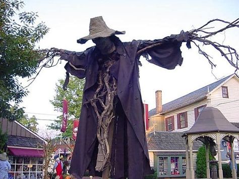 Spooky Tree Branch Scarecrow | Fun Scarecrow Ideas To Make For Halloween And All Year Round Diy Halloween Scarecrow, Wood Halloween Decorations, Scarecrow Decorations, Scary Scarecrow, Make A Scarecrow, Diy Scarecrow, Hallowen Ideas, Halloween Scarecrow, Halloween Yard