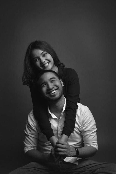 Ideas For Couple Photoshoot, Portrait Poses For Couples, Picture Pose For Couples, Self Photoshoot Poses Couple, Photo Poses For Couples Studio, Cool Poses For Couples, Couple Self Shoot Poses, Photography Couples Ideas, Couples Photoshoot With Chair