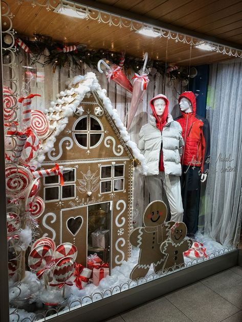 Store Front Christmas Window Display Holiday, Christmas Store Front Windows, Gingerbread House Window Display, Gingerbread Window Display, Christmas Store Displays, Christmas Shop Displays, Ideas Decoracion Navidad, Christmas Shop Window, Holiday Window Display