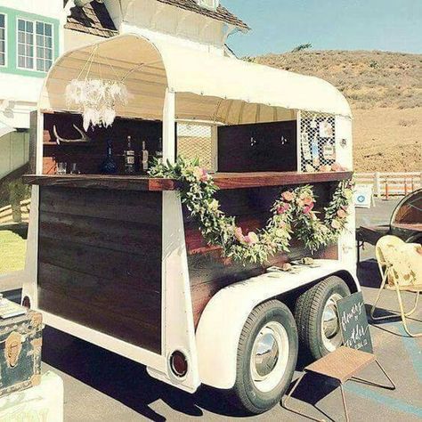 Repurpose old horse trailers for special events....Wedding Receptions! Vintage Food Truck, Converted Horse Trailer, Horsebox Bar, Horse Float, Bar Trailer, Trailer Bar, Mobile Bartending, Diy Esstisch, King Horse