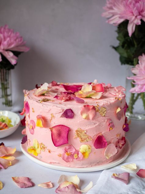 Cake With Rose Petals, Edible Flowers On Cake, Cake Edible Flowers, Thirtieth Birthday Cake, Flower Petal Cake, Edible Flower Cakes, Roses On Cake, Pink Flowers Cake, Pink Layer Cake