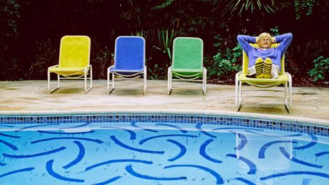 Artist David Hockney’s House on the West Coast | Architectural Digest West Coast House, David Hockney Art, Los Angeles Photography, David Hockney, Lino Print, In The Middle, Swimming Pool, Yorkshire, Beach Mat