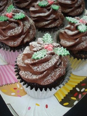 Easy Christmas Cupcakes, Christmas Cupcakes Recipes, Chocolate Yule Log, Pane Dolce, Holiday Cupcakes, Xmas Cake, Yule Log, Christmas Food Desserts, Xmas Food