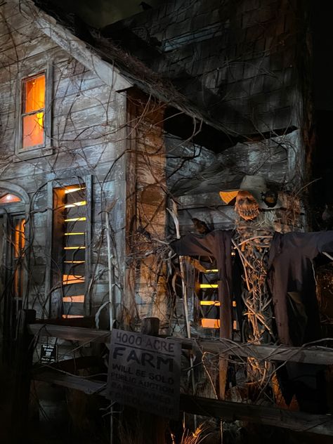 Haunted House Facade, Pumpkin Graveyard, Haunted Farm, Haunted Trail, Halloween Maze, Ghost Train, Ghost Painting, Scary Houses, Halloween Outside