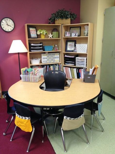 Classroom Arrangement, Classroom Pictures, Classroom Seating, Classroom Layout, Classroom Organisation, Teacher Desk, Flexible Seating, Organization Decor, First Grade Classroom