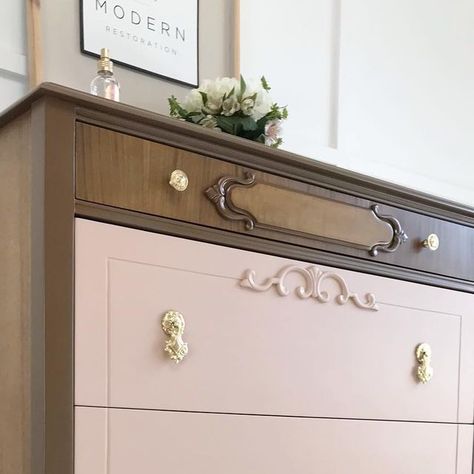 Modern Restoration ~Mindy on Instagram: "•AVAILABLE• New in the showroom… this pretty in pink 5 drawer dresser. This beauty is all feminine and I love everything about it! It’s not my usual style (other than the pink😉) but it’s fun to try all different styles and this one was too cute to be thrown away or not used! I tried a few different things with this one… there was green involved at one point… and I wasn’t going to use the original hardware at first…but I ended up here😍. I hope someone l Pink And Wood Dresser, Two Tone Dresser, Refinish Furniture, 5 Drawer Dresser, Wood Dresser, Drawer Dresser, Refinishing Furniture, Dresser Drawers, Too Cute