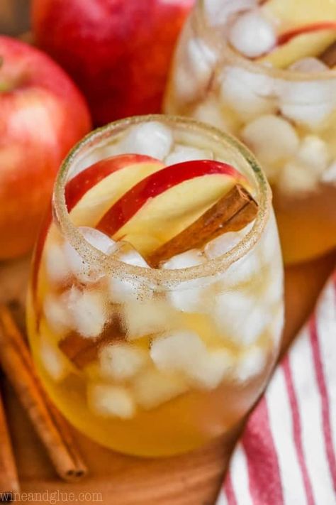 Mulled Wine Slow Cooker, Hot Fall Drinks, Apple Sangria Recipes, Cider Margarita, Apple Margarita, Yummy Nummies, Caramel Apple Sangria, Best Margarita Recipe, Spiked Apple Cider