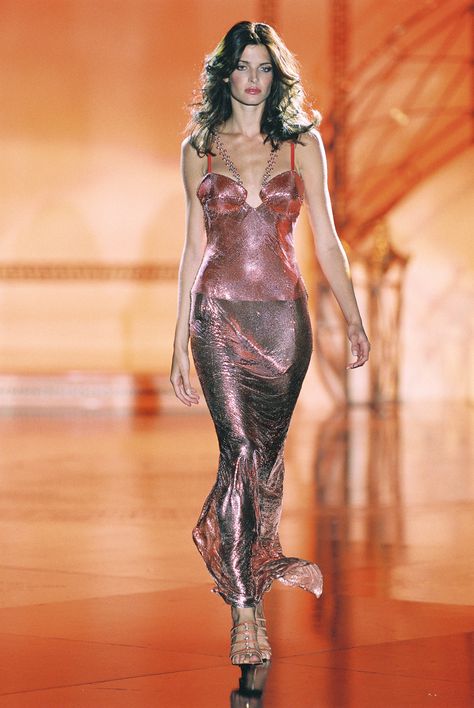 Versace Runway, Stephanie Seymour, 90s Runway Fashion, Runway Fashion Couture, Vintage Runway, Original Supermodels, Runway Outfits, Helena Christensen, Carla Bruni