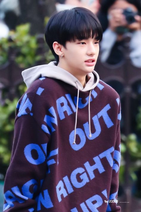 Hyunjin Stray Kids Guy Friends, Korean Boy, Drama Queens, Hwang Hyunjin, Jimin Jungkook, Fan Fiction, Kpop Boy, Mixtape, Lee Know