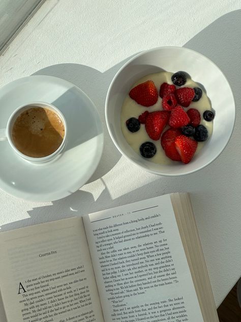 espresso, protein bowl with fruit and a few pages of a book for breakfast Healthy Aestethic Lifestyle, Aesthetic Morning Routine Pictures, Classy Asthetics, Organizing Life Daily Routines, Morning Routine Pictures, Routine Resets, Summer Morning Routine Aesthetic, Aesthetic Morning Routine List, Treat Yourself Aesthetic