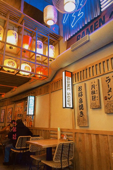 Vintage Japanese Restaurant, Japanese Ramen Shop Interior, Japan Ramen Restaurant, Japanese Interior Restaurant, Ramen Shop Interior, Ramen Shop Aesthetic, Japan Restaurant Design, Ramen Restaurant Design, Ramen Shop Design