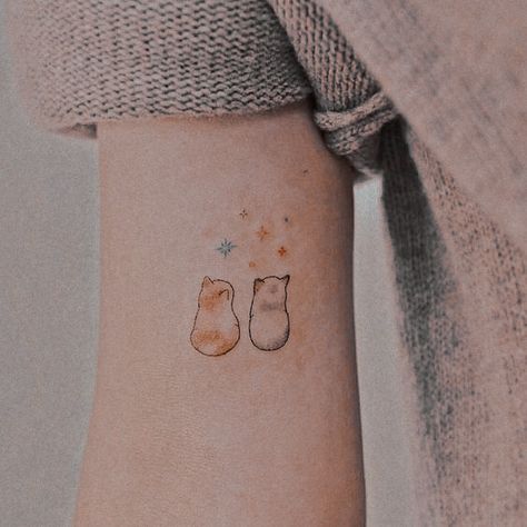 Vegan Tattoo Minimalist, Ginger Cat Tattoo, Calico Cat Tattoo, Orange Cat Tattoo, Best Friends Tattoo, Simple Cat Tattoo, Tattoo Back Tattoo, Friends Tattoo, Cat Tattoo Simple