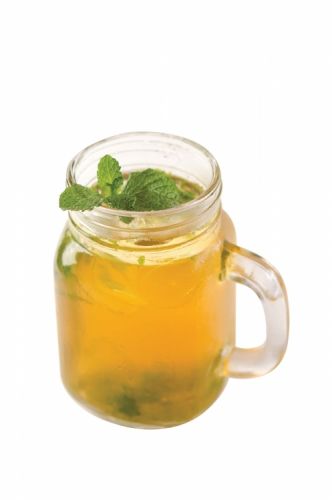 Discover Pure Peppermint Iced Tea created with Dilmah Tea Peppermint Tea Recipe, Tea Mocktail, Tea Infusion Recipes, Dilmah Tea, Iced Tea Cocktails, Lemon And Honey, Lemon Honey, Ceylon Tea, Tea Cocktails