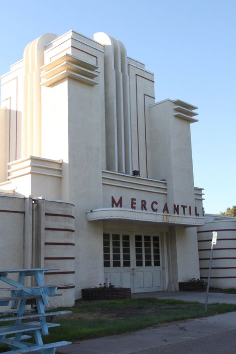 Art Deco Exterior, Arte Art Deco, Architecture Cool, Montana Art, Motif Art Deco, Streamline Moderne, Deco Architecture, Art Deco Buildings, Chrysler Building