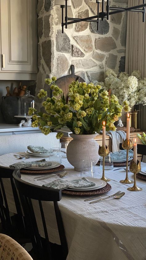 Excited to celebrate time with loved ones this summer 🤍 Do you love hosting in the summer months? ⬇️ | Instagram English Country Tablescapes, Nancy Meyers Tablescape, Nancy Meyers Dinner Party, Living Together Aesthetic, Garden With Table, Dining Room Tablescapes, Cottage Table Setting, Natural Tablescape, Dining Table Scape