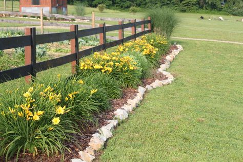 Landscape Borders, Beautiful Landscaping, Lawn Design, Driveway Landscaping, Farmhouse Landscaping, Landscape Edging, Fence Landscaping, Outdoor Garden Decor, Backyard Fences