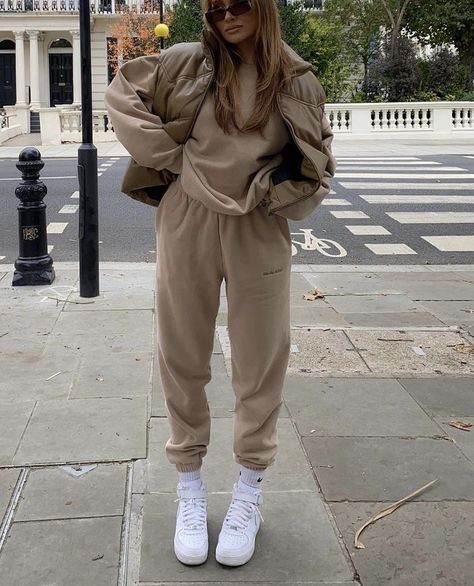 Neutral Aesthetic Clothing, Neutral Aesthetic Outfits Winter, Jogger Set Outfits Women, Jogging Outfit Women, Neutral Aesthetic Outfits, Sweat Suits Outfits, Sweats Outfit, Tracksuit Outfit, Beige Outfit