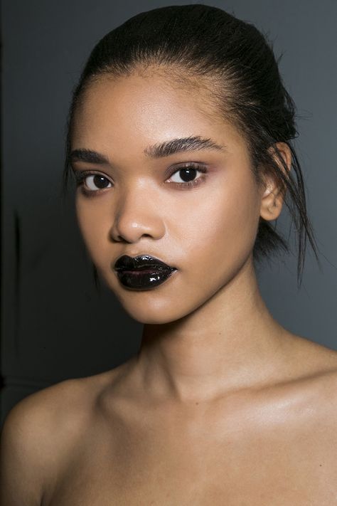 It's bold and high-fashion. Black Glossy Makeup, Black Glossy Lips, Black Lipstick Makeup, Lipgloss Swatches, Pale Makeup, Bushy Eyebrows, Cover Girl Makeup, Black Lipstick, Dark Lipstick