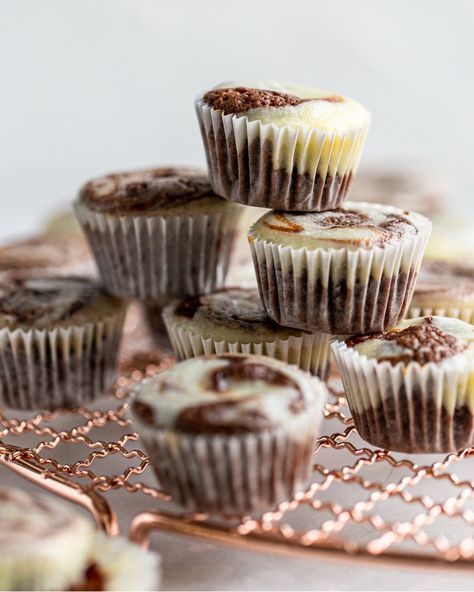 These brownie cheesecake bites have fudgy brownie batter on the bottom with cheesecake swirled on top. They're the perfect bite-sized dessert. Brownie Cheesecake Bites, Cheesecake Cinnamon, Smoked Venison, Venison Tenderloin, Cinnamon Cheesecake, Brownie Cheesecake, Mini Brownies, Pie Cheesecake, Smoked Food