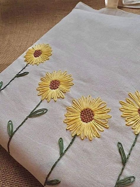 Different Embroidery Stitches, Tote Bag Embroidery, Sunflower Tote Bag, Sunflower Bag, Mindfulness Activity, Tote Bag Diy, Diy Hand Embroidery, Tot Bag, Bag Embroidery