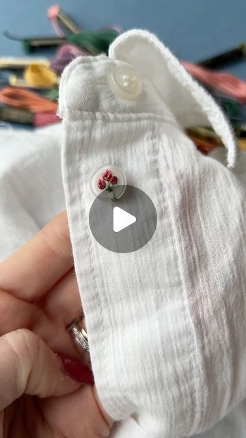 Button Embroidery Ideas, Sewing Instagram, Embroidery Buttons, Inexpensive Crafts, Denim Embroidery, Contemporary Embroidery, Embroidery Videos, Modern Embroidery, Embroidered Clothes