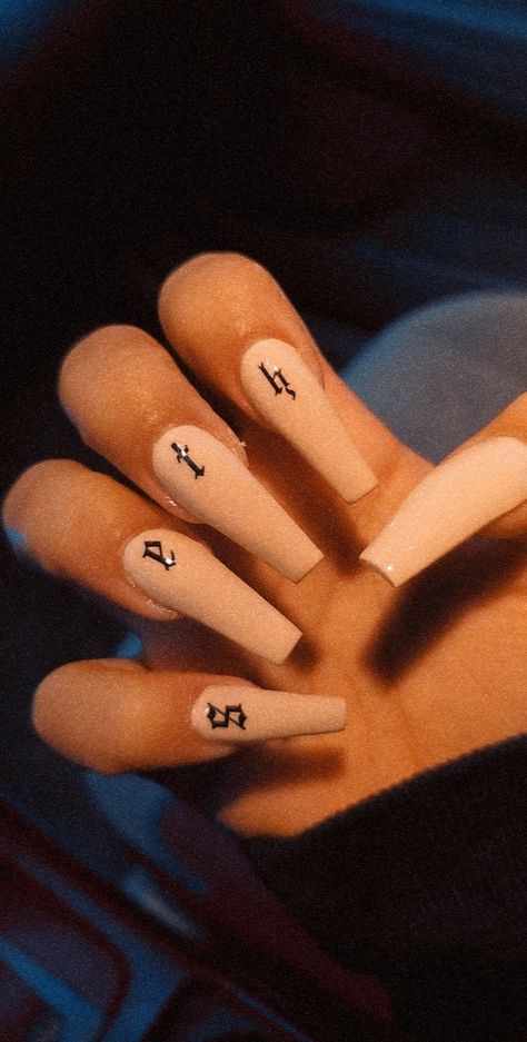 #nails #nailinspo Nail Art With Words Letters, Name Nail Art Design, Nails With Names On Them Ideas, Boyfriend Name On Nails Designs, Boyfriend Acrylic Nails, Lettering On Nails, Names On Nails, Boyfriends Name On Nails, Name Nails Boyfriend