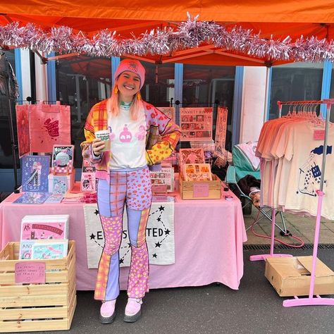 Ella Kasperowicz | Illustrator on Instagram: "I’m bringing all the colour (but mostly pink lol) to @sneinton_market_avenues today! Yesterday was AMAZING, here again today from 11-4 🎄🐶💖" Colourful Market Stall, Pink Market Stall, Fun Marketing Ideas, Farmers Market Food Display, Crochet Market Setup, Pop Up Shop Display Ideas, Thrift Aesthetic, Art Booth, Art Fair Booth