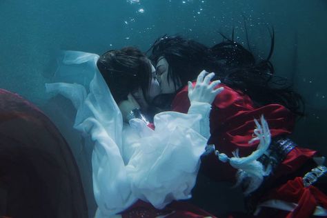 Tian Guan Ci Fu ("Heaven Official's Blessing") cosplay; Goldi (Instagram: goldi_dolti) as Xie Lian and Gesha Petrovich (Instagram: petrovichgesha) as Hua Cheng Underwater Kiss, Underwater Photoshoot, Chinese Novel, Heaven Official's Blessing, Building Aesthetic, Beneath The Sea, Hua Cheng, Underwater Photos, Korean Aesthetic