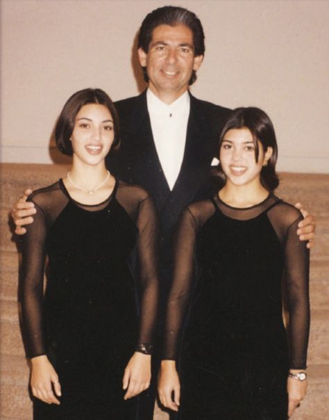 Kardashian Father, Kardashian Family Photo, Young Kim Kardashian, Kim And Kourtney, Kylie Jenner Look, Nostalgic Pictures, Robert Kardashian, Jenner Family, Kardashian Family