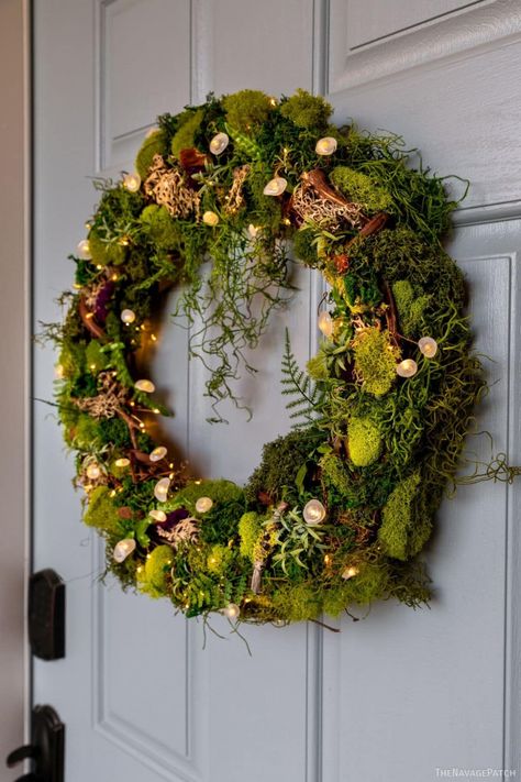 Hobbit Hole Wreath, Spring Wreath Ideas Diy, Diy Moss Wreath, Diy Mushroom Decor, Diy Front Door Decor, Mossy Wreath, Spring Wreaths For Front Door Diy, Nature Crafting, Moss Mushroom