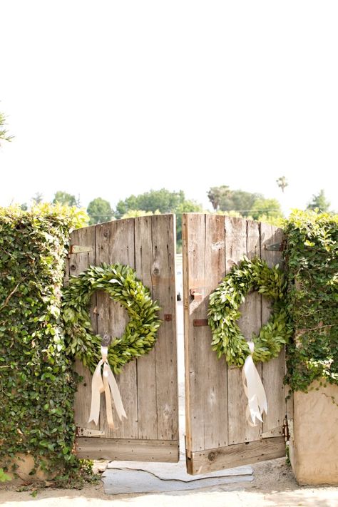 Gate Wreaths Entrance, Natal, Wreath For Wedding Doors, Wedding Doors Entrance, Wedding Wreaths For Door, Rustic Gates, Outdoor Wedding Entrance, Wedding Door Wreaths, Boxwood Wreaths