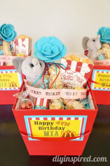 Circus Carnival Theme Party Favors - several ideas for individual party favors or one adorable gift basket Circus Party Favors, Circus Gifts, Carnival Party Favors, Theme Baskets, Circus Birthday Party Theme, Party Favors Diy, Carnival Gift, Carnival Theme Party, Carnival Birthday Party Theme