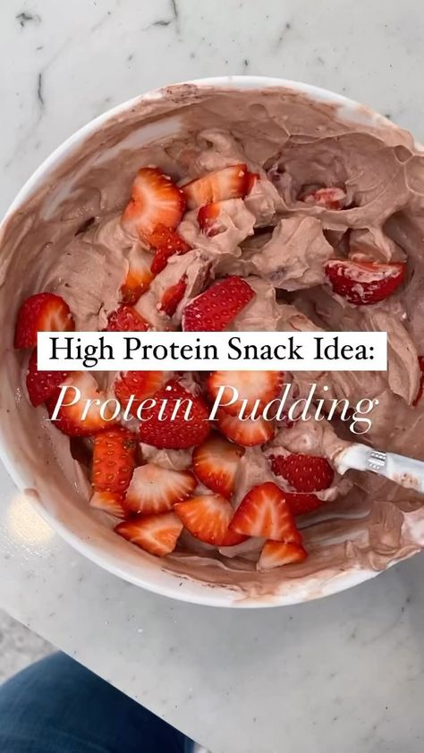 Amber Brueseke | Most viewed reel of 2022!💥HIGH PROTEIN SNACK💥 Be sure to save this one for later! Protein Pudding: 👉🏼1 cup non-fat Greek Yogurt 👉🏼5 grams… | Instagram High Protein Pre Workout Snacks, Greek Yogurt Sugar Free Pudding, Foods Breakfast, High Protein Yogurt, Healthy High Protein Snacks, High Protein Snack, Quick Protein, Low Fat Snacks, Yogurt Dessert