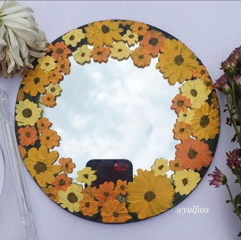 Painted Circle Mirror, Mirror Paintings, Mirror Painting Ideas, Round Wooden Mirror, Funky Mirrors, Painted Mirror Art, Artsy Phone Cases, Hand Painted Mirrors, Painting Mirror