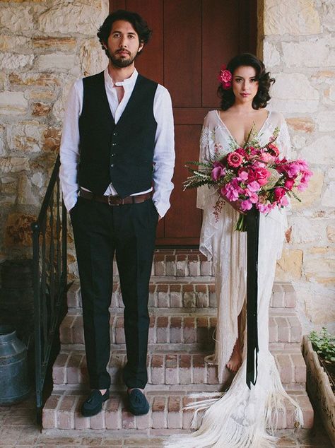 Frida Kahlo wedding inspiration with a fuchsia + cognac color palette Spanish Style Wedding Dress Vintage, Frida Kahlo Wedding, Wedding Fotos, Spanish Wedding, Boda Mexicana, Themed Weddings, Alternative Bride, Cognac Color, Foto Tips