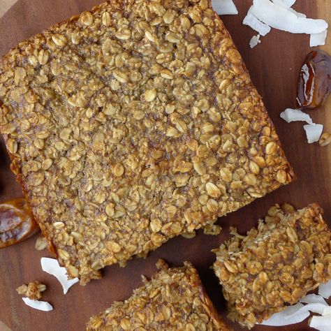 The perfect treat for anyone avoiding gluten, these banana and date flapjacks are gluten-free, dairy-free and refined sugar-free.                                                http://freefromfairy.com/2015/05/banana-date-flapjacks-gluten-free-dairy-free-refined-sugar-free.html Vegan Flapjack, Chocolate Flapjack, Banana Flapjack, Healthy Flapjack, Flapjack Recipe, Wholesome Snacks, Desserts Vegan, Vegan Banana, Banana Healthy