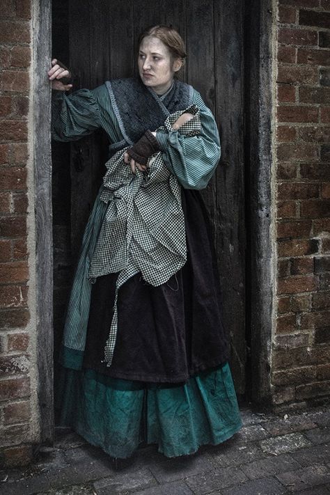 Ragged Victorians - reenactment group in UK 1700s Fashion Poor, Victorian Working Class Clothing, 1900s Fashion Poor, Victorian Worker Clothes, Victorian Commoner Clothing, 1860s Fashion Poor, Dickensian Aesthetic, Poor Victorian Clothes, Victorian Poor Clothes