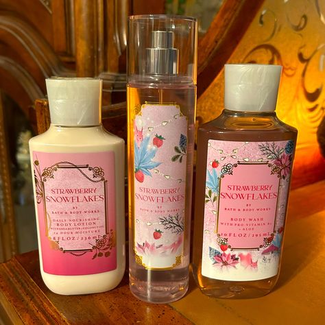 Brand New Bath & Body Works Strawberry & Snowflakes Set Of 3. Fragrance Notes : Juicy Strawberry , Whipped Cream, Iced Bergamot. Set Includes: 1 Mist Spray (8oz) 1 Shower Gel (10oz) 1 Body Lotion(8oz) Smoke Free Home.....However We Have Pets(Dogs & Cats) Same Or Next Day Shipping Strawberry Shower Products, Strawberry Shortcake Perfume, Bath And Body Works Aesthetic, Strawberry Lotion, Strawberry Snowflakes, Bath And Body Perfume, Cute Products, Strawberry Whipped Cream, Bath & Body Works