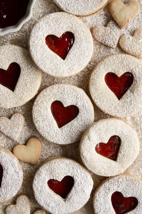 Kreative Snacks, Valentines Baking, Linzer Cookies, Jam Cookies, Valentine Desserts, Cute Baking, Valentines Day Desserts, Valentines Day Cookies, Heart Cookies