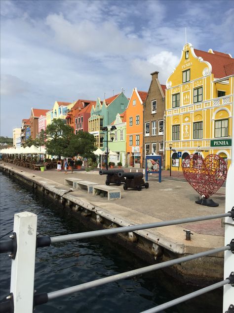 Handelskade in Willemstad, Curaçao // 2018 Curacao Beaches, Willemstad Curacao, Curacao Island, Trip Aesthetic, Fav Place, Willemstad, Countries To Visit, Caribbean Sea, Small Island