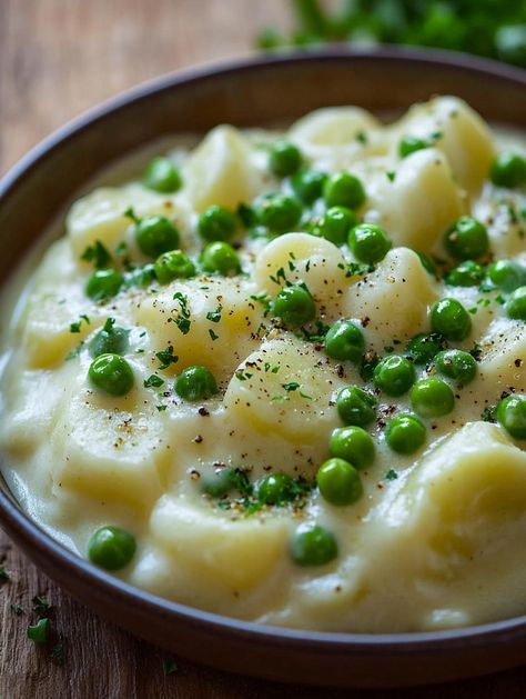 Creamed Potatoes and Peas Creamed Peas And Potatoes, Best Chicken Wing Recipe, Potatoes And Peas, Southern Mama, Creamed Peas, French Toast Casserole Overnight, Food For The Soul, Pork Salad, Juicy Pork Chops