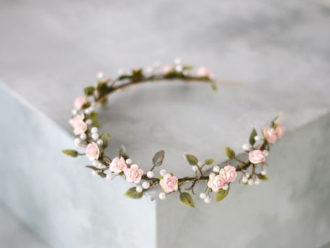 Absolutely gorgeous flower headband. The flowers in lovely tones of blush and green. Thanks to the use of paper flowers, the headband is durable and lightweight. Absolutely beautiful and very realistic. Head circumference: one size fits all (adjustable) / fits adults and older children We offer customized accessories, matching the floral crown. Here you can buy a matching floral boutonniere: https://www.etsy.com/listing/672949700/customized-flower-boutonniere You can also buy a fitted flower comb: https://www.etsy.com/listing/696659747/customized-flower-comb or a matching floral bracelet: https://www.etsy.com/listing/686638755/customized-flower-bracelet Thank you for visiting our store! Elvish Crown, Dainty Flower Crown, Floral Boutonniere, Elven Tiara, Customized Accessories, Accessories Matching, Pink Flower Headband, Baby Flower Crown, Bridal Floral Headpiece