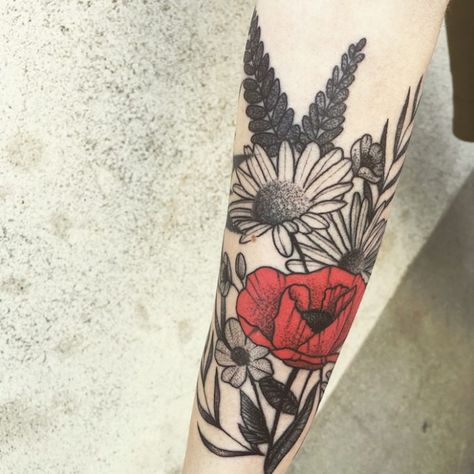 Poppy and Daisy cover up idea for back and shoulders Poppy Leg Tattoo, Poppy And Daisy Tattoo, Poppy Tattoo Shoulder, Poppy Tattoo Sleeve, Red Poppy Tattoo, Daisy Tattoo Designs, Poppy Flower Tattoo, Daisy Flower Tattoos, Tattoo On Arm