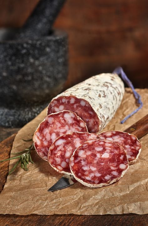 Cured Meat Recipes, Salami Recipes, Realistic Cakes, Sausage Dishes, Meat Appetizers, Charcuterie Inspiration, Chicken Steak, Charcuterie Recipes, Homemade Sausage