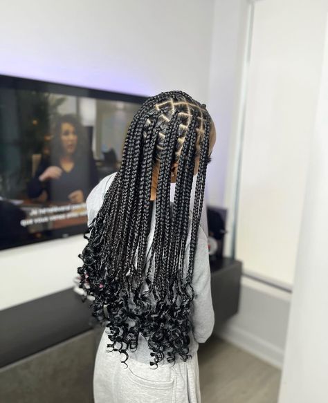 Short Knotless Braids With Curled Ends, Short Braids Curled Ends, Cute Braids With Curls At The End, Medium Knotless Braids Curls At The End, Braids With Curls At The End Medium, Knotless Braids Back Length, Medium Knotless Braids With Curls At End, Lower Back Knotless Braids, Medium Knot Less Braids With Curls